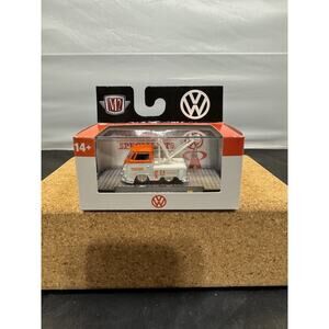M2 Machines 1960 VW Single Cab Truck Tow Truck R96 24-119 1:64 Diecast Orange